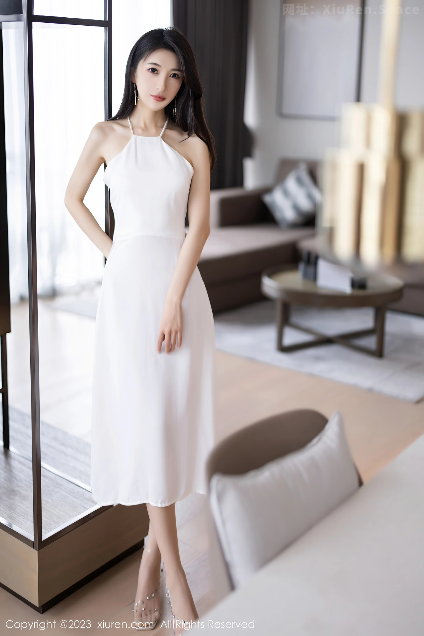 图片[2]-[XiuRen秀人网]2023.05.29 VOL.6817 林乐一 白色透视裸背礼服裙与灰色情趣内衣性感私房写真集-秀人网官方网站